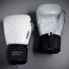 Guantes De Muay Thai Cuero Outshock 500 Blanco/plateado -tienda de material de boxeo guantes de muay thai cuero outshock 500 blancoplateado