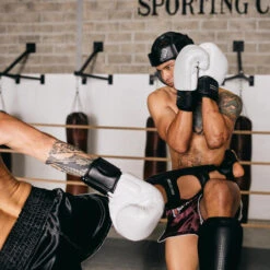 Guantes De Muay Thai Cuero Outshock 500 Blanco/plateado -tienda de material de boxeo guantes de muay thai cuero outshock 500 blancoplateado 4